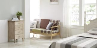 A háló és a nappali két éke: az ágykeret és a dohányzóasztal hálószoba