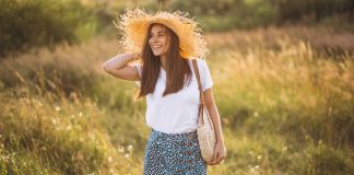 Stílusos kiegészítők a bohém és természetközeli divathoz nő kalapban