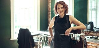 Mik lesznek a legmenőbb hajszínek 2025-ben? fekete ruhás nő