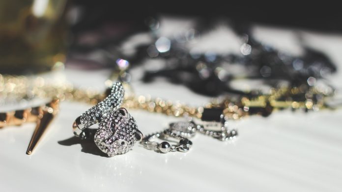 Arany és ezüst ékszer